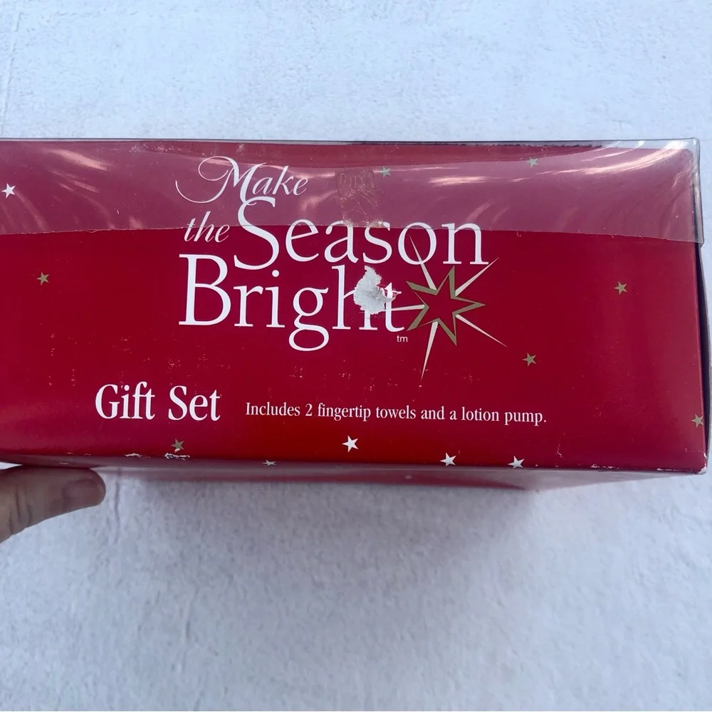 Christmas Snowman Gift Set Lotion Pump Fingertip Towels New in box